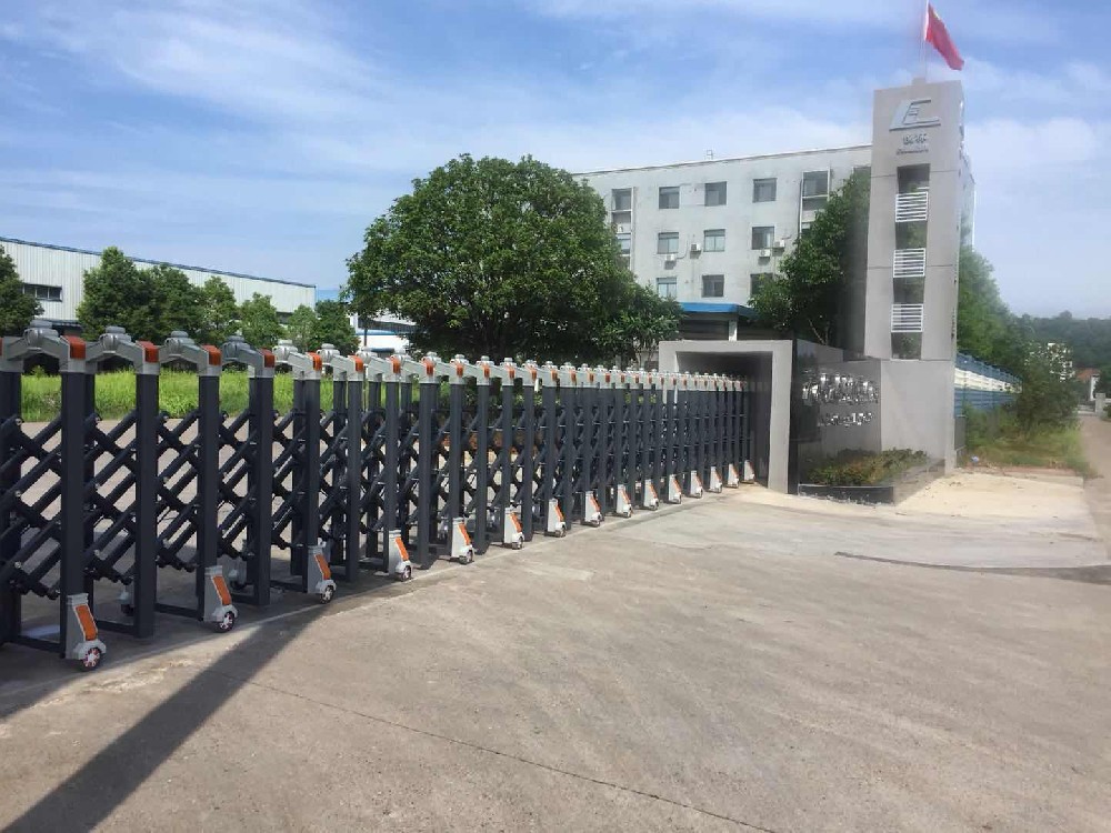 創(chuàng  )林合金伸縮門(mén)